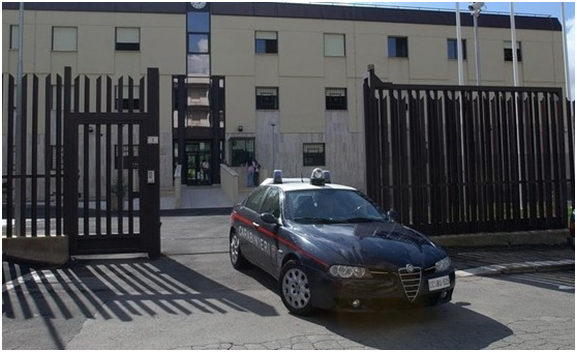 Follia durante l’applicazione del braccialetto elettronico