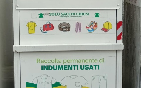 Fondi: eliminati i contenitori per la raccolta degli abiti usati