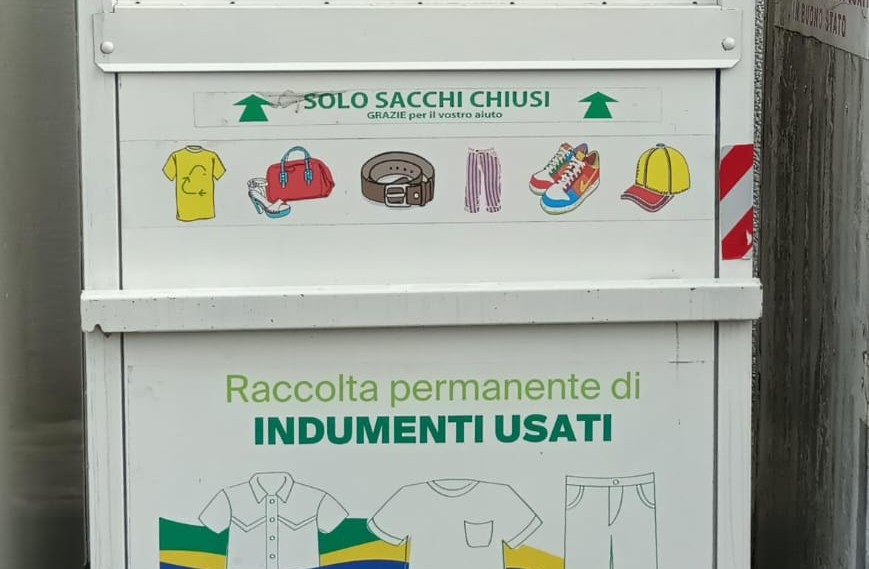 Fondi: eliminati i contenitori per la raccolta degli abiti usati