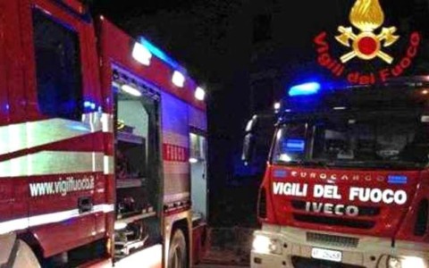 Incendio di cinque auto nel quartiere Q4: si sospetta dolosità