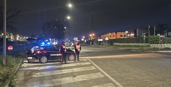 Incendio doloso davanti a un negozio di Aprilia