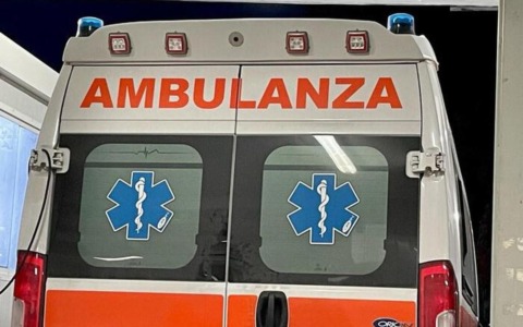 Incidente grave sulla Pontina: ciclista investito da una BMW