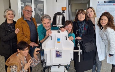 L’ospedale Goretti riceve una poltrona letto per la sala di Oculistica