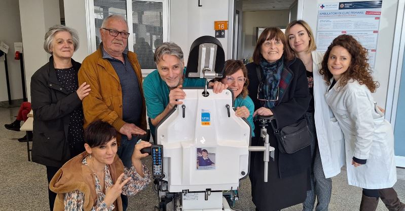 L’ospedale Goretti riceve una poltrona letto per la sala di Oculistica