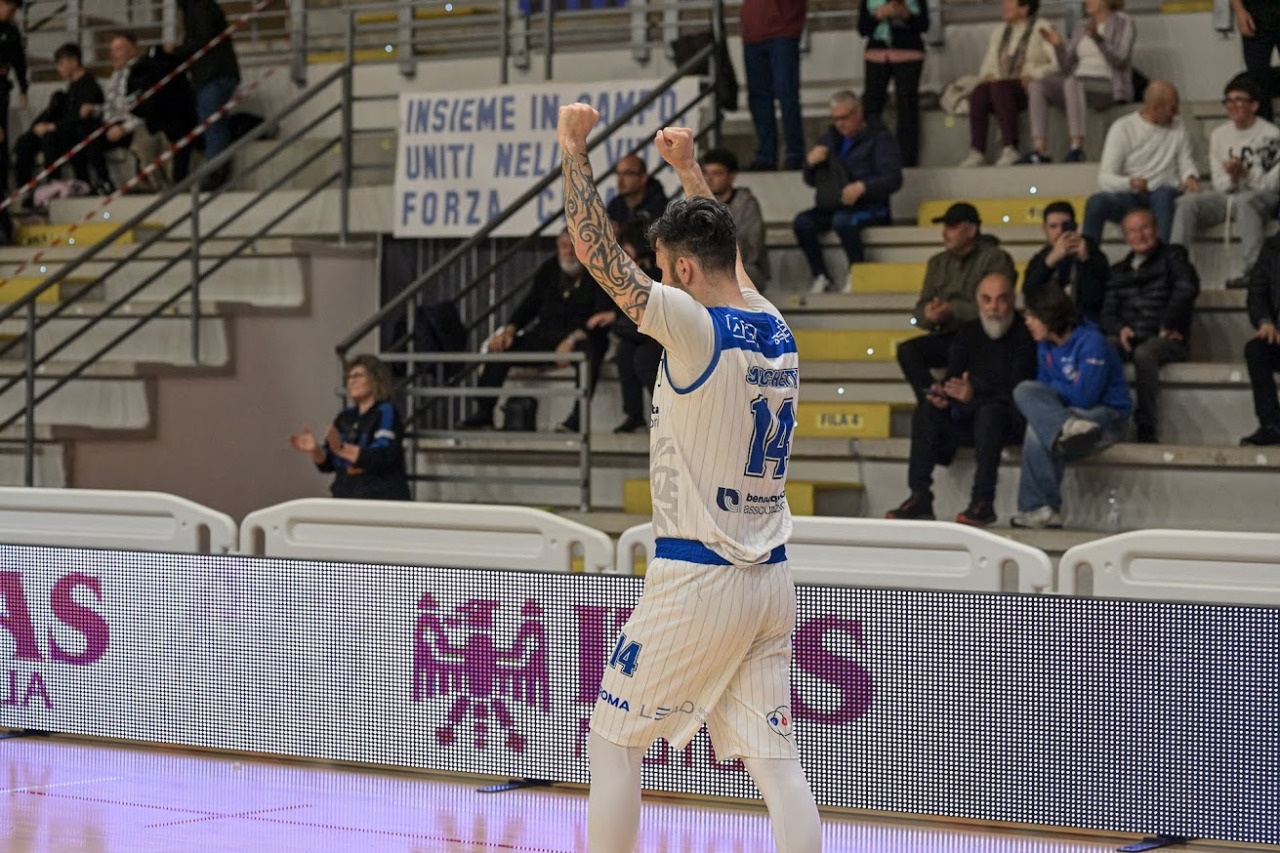 La Benacquista Latina conquista il primato battendo Chiusi 84 a 81