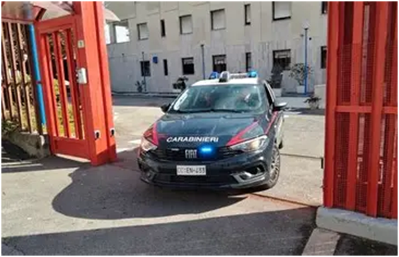 Minaccia i Carabinieri durante l’installazione del braccialetto elettronico, arrestato un 47enne