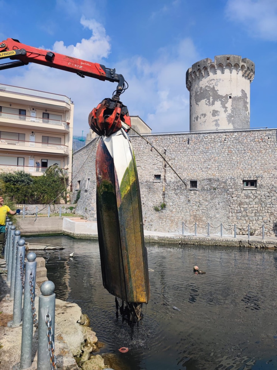 Rimozione dei relitti nella darsena della Torre di Mola per la tutela del mare
