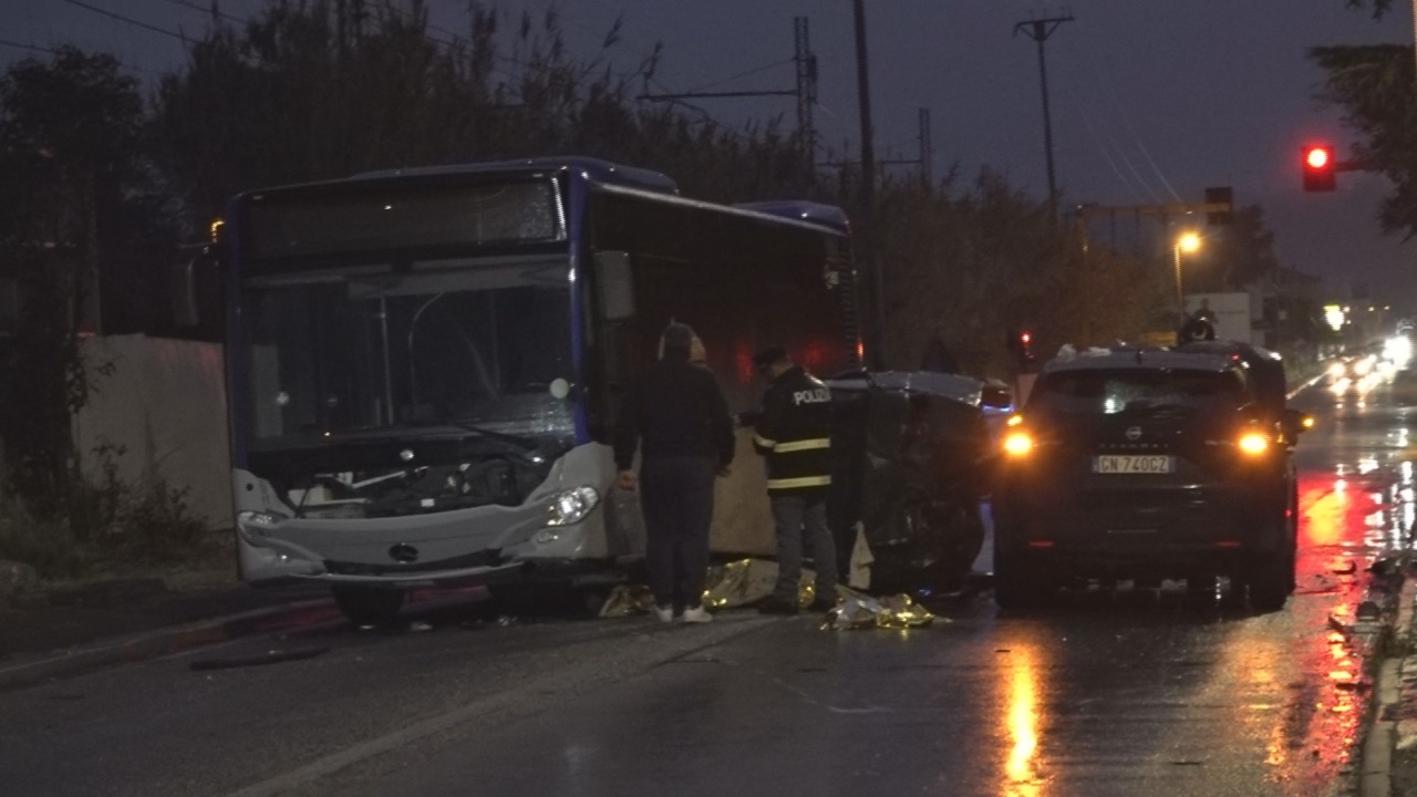 Scontro fatale tra un’ape e un autobus sull’Appia