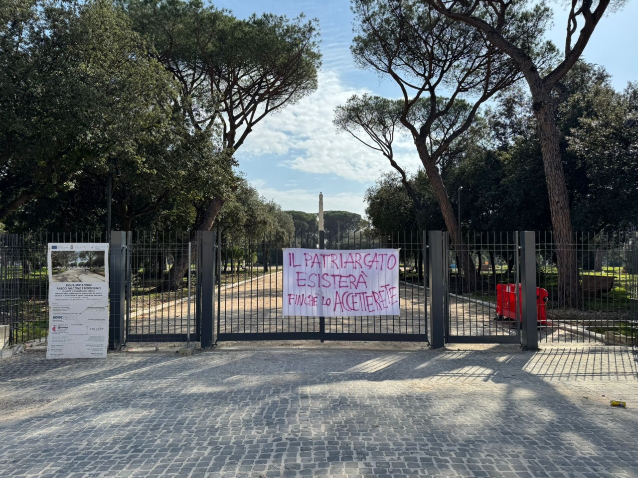 Striscione misogino affisso a Latina nel giorno della Festa della Donna