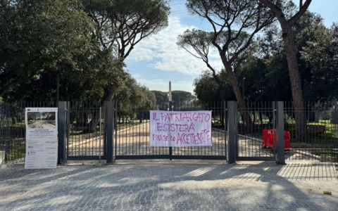 Striscione misogino affisso a Latina nel giorno della Festa della Donna