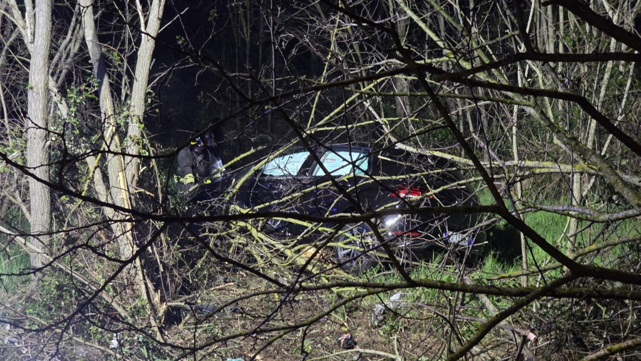 Tre giovani illesi dopo un’auto fuori strada in strada Piccarello