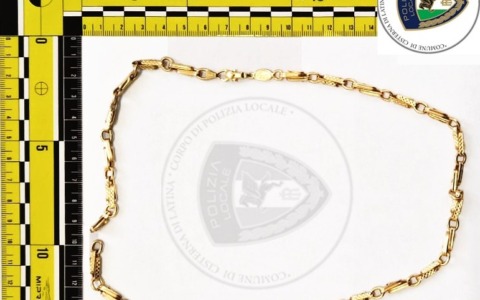 Un pendolare derubato di una collana d’oro: arrestato un giovane, due denunciati