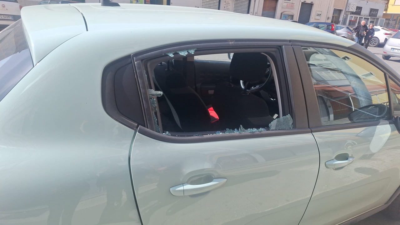 Vandali in azione a Latina: danneggiate 4 auto in via Don Morosini