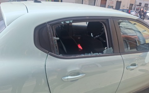 Vandali in azione a Latina: danneggiate 4 auto in via Don Morosini