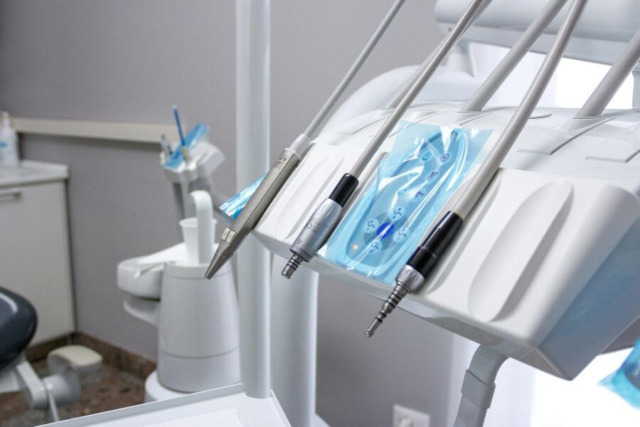 Cos’è l’implantologia dentale: tutto quello che devi sapere prima di un impianto