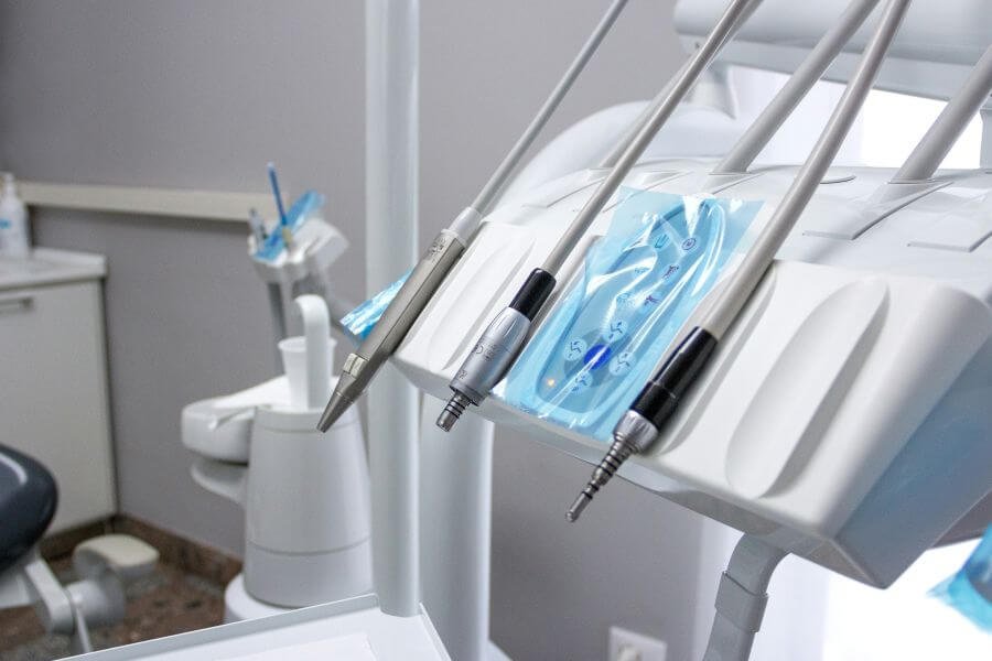 Cos’è l’implantologia dentale: tutto quello che devi sapere prima di un impianto