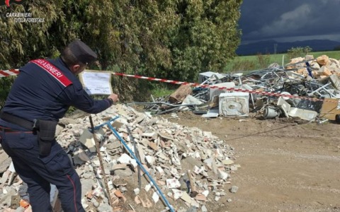 Denuncia per abbandono di rifiuti speciali da parte di un’impresa
