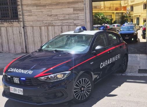 Due algerini denunciati per furto di borsa e carte di credito