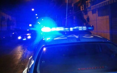 Due veicoli distrutti dalle fiamme nel quartiere Q5: indagini in corso