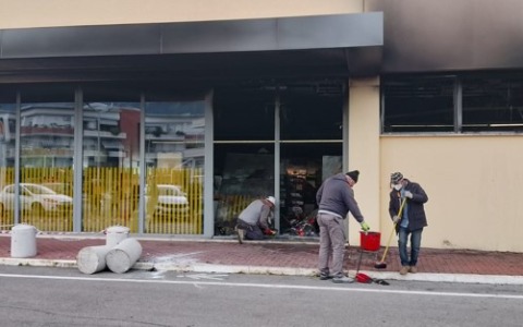 Fanno esplodere la cassa di sicurezza del supermercato, caccia ai responsabili
