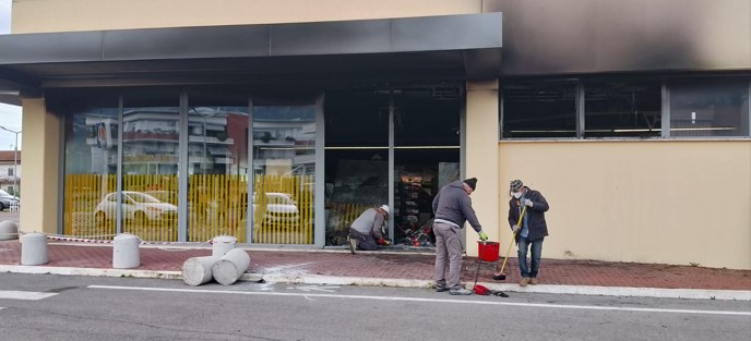 Fanno esplodere la cassa di sicurezza del supermercato, caccia ai responsabili