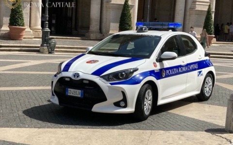 Fiat 500 X sottratta a noleggio: la Polizia Locale rintraccia e denuncia un 37enne