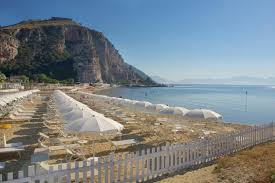 Gestione temporanea delle spiagge agli operatori uscenti