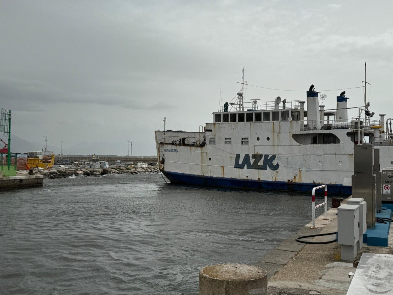 Il traghetto Maria Maddalena trascinato all’imbocco del porto di Terracina