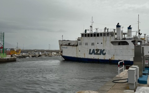 Il traghetto Maria Maddalena trascinato all’imbocco del porto di Terracina