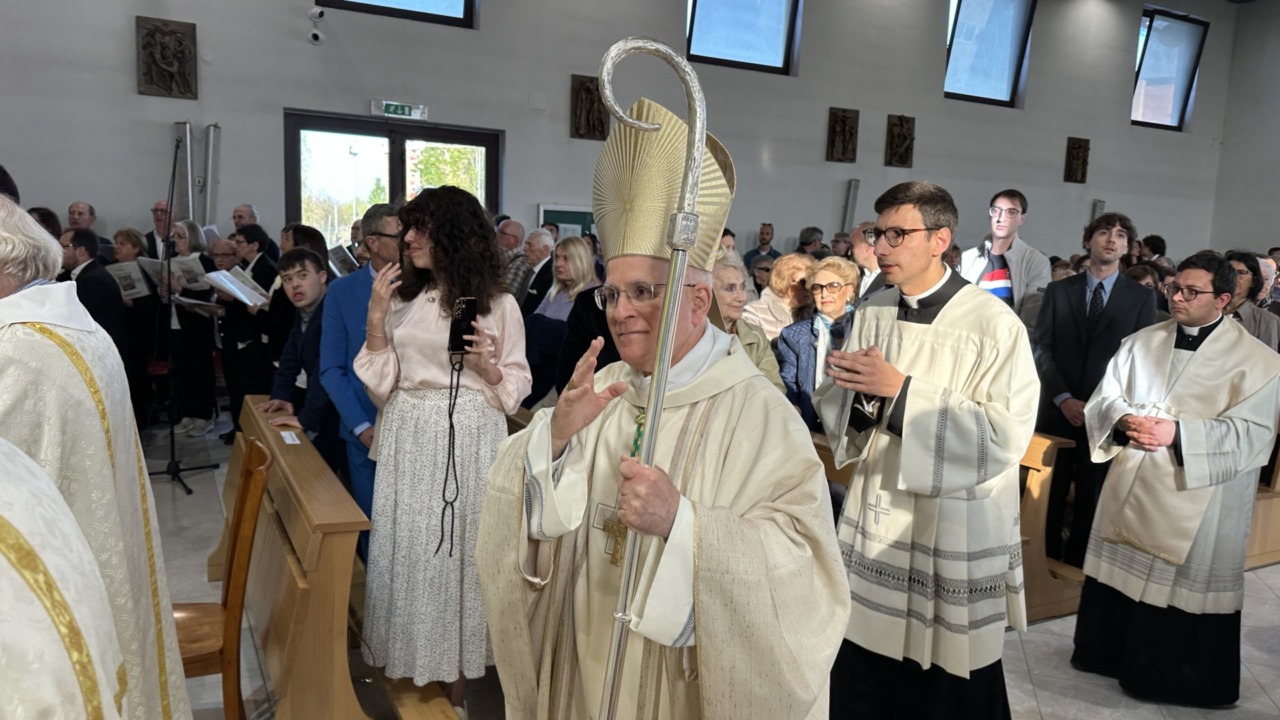 Il vescovo Mariano Crociata esorta alla pace durante l’ordinazione diaconale
