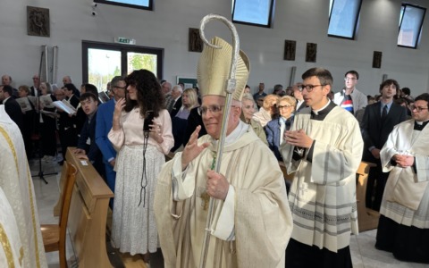 Il vescovo Mariano Crociata esorta alla pace durante l’ordinazione diaconale
