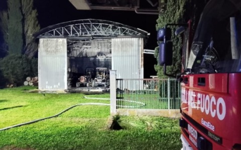 Incendio devasta un capannone agricolo a Latina