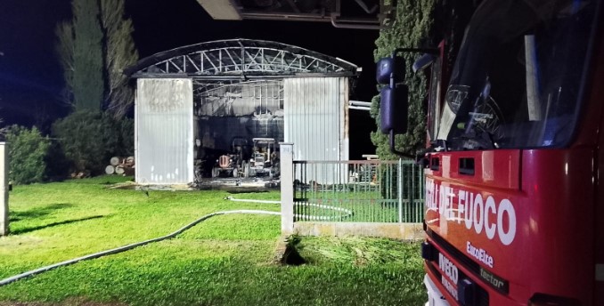 Incendio devasta un capannone agricolo a Latina