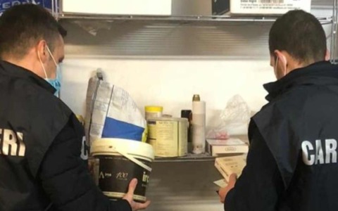 Intervento dei Carabinieri del NAS nel sud pontino: chiuso un deposito, multe a un panificio e un’azienda agricola. Sequestrati oltre 250 kg di alimenti a rischio botulino