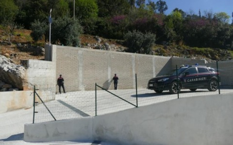 Lavori illeciti su terreno sequestrato, denunciato il proprietario