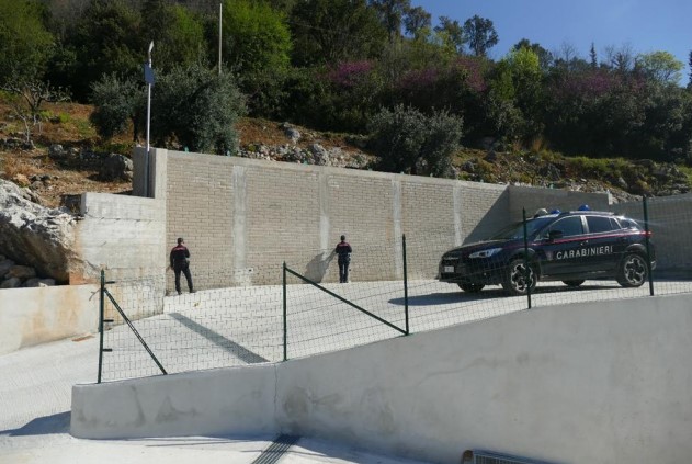 Lavori illeciti su terreno sequestrato, denunciato il proprietario
