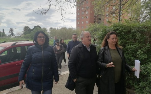Sopralluogo a Palazzina Ater di via Londra da parte dei consiglieri Sambucci e Mari