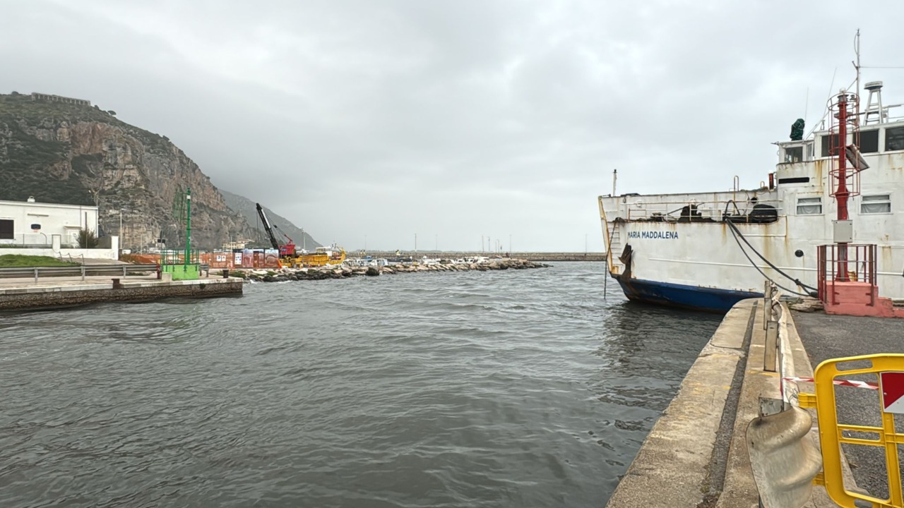 Traghetto Maria Maddalena riporta l’ingresso al porto di Terracina