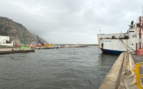 Traghetto Maria Maddalena riporta l’ingresso al porto di Terracina