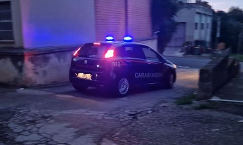 Un giovane maltratta i familiari e tenta di estorcere denaro per la droga