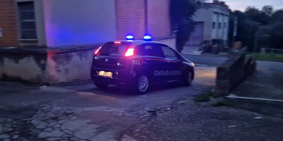 Un giovane maltratta i familiari e tenta di estorcere denaro per la droga