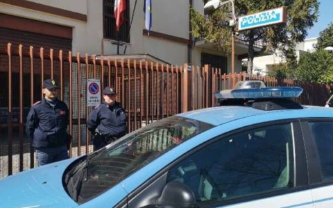 Un uomo ubriaco molesta clienti e aggredisce agenti a Fondi