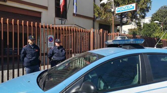Un uomo ubriaco molesta clienti e aggredisce agenti a Fondi